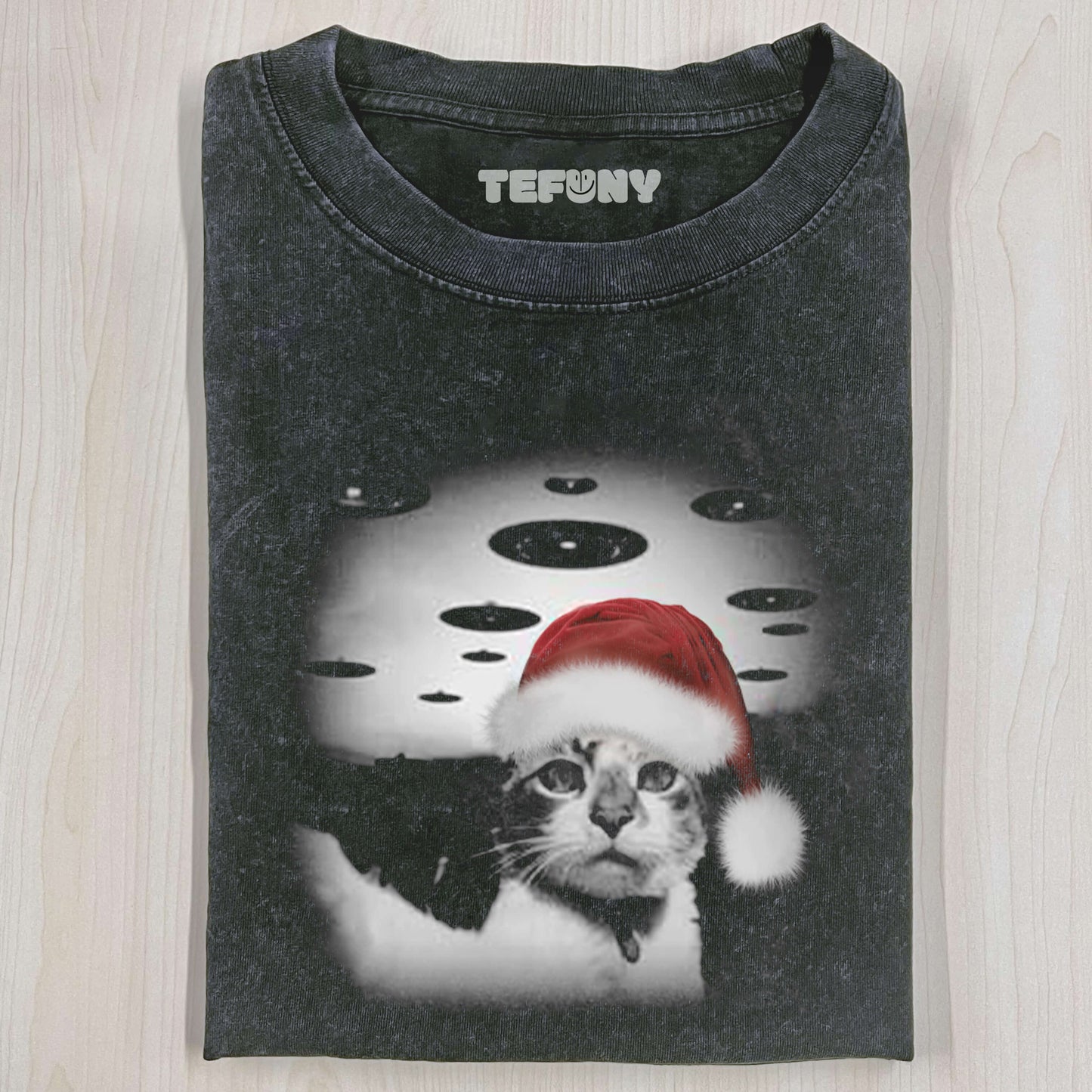 CHRISTMAS CAT SELFLE WITH UFO ART ACID WASH TEE
