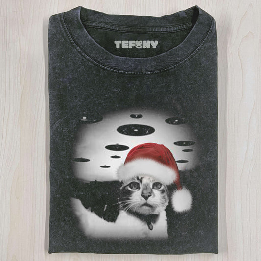 CHRISTMAS CAT SELFLE WITH UFO ART ACID WASH TEE
