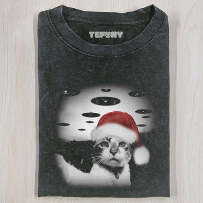 CHRISTMAS CAT SELFLE WITH UFO ART ACID WASH TEE
