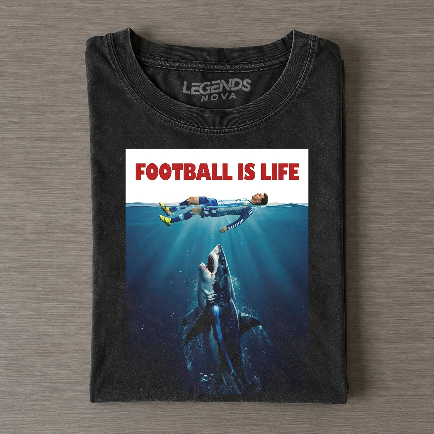 Football Is Life Messi Unterwasser Hai Vintage Fußball VI T-Shirt